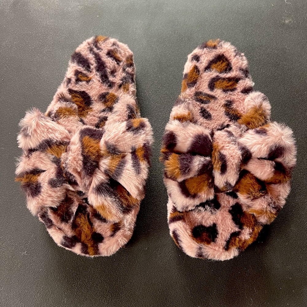 Fuzzy pink cheetah print slippers